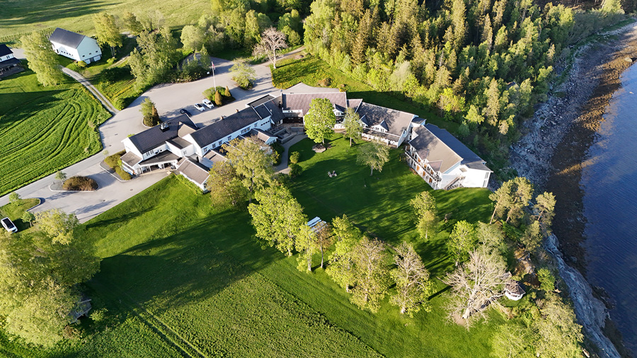 Et hotell helt for seg selv har sine fordeler. På den ene siden er den uforstyrrede atmosfæren lett tilgjengelig. Jegtvolden ligger en drøy times kjøring fra Trondheim, og fra jernbanestasjonen og E6 på Røra tar det bare ti minutter.